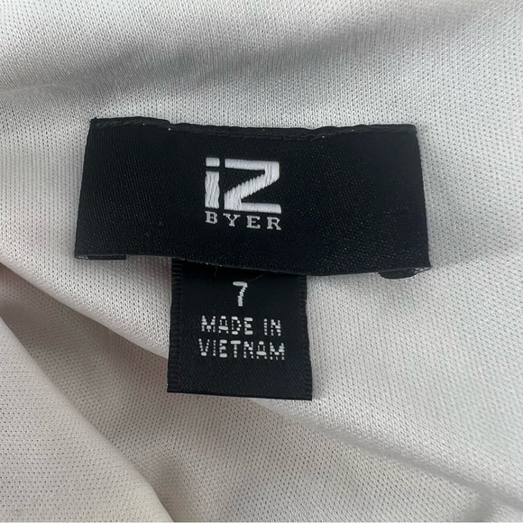 iZ Byer White High Purple Low Peep Shoulder Floral Swing Dress Size 7 Women’s - Picture 2 of 7